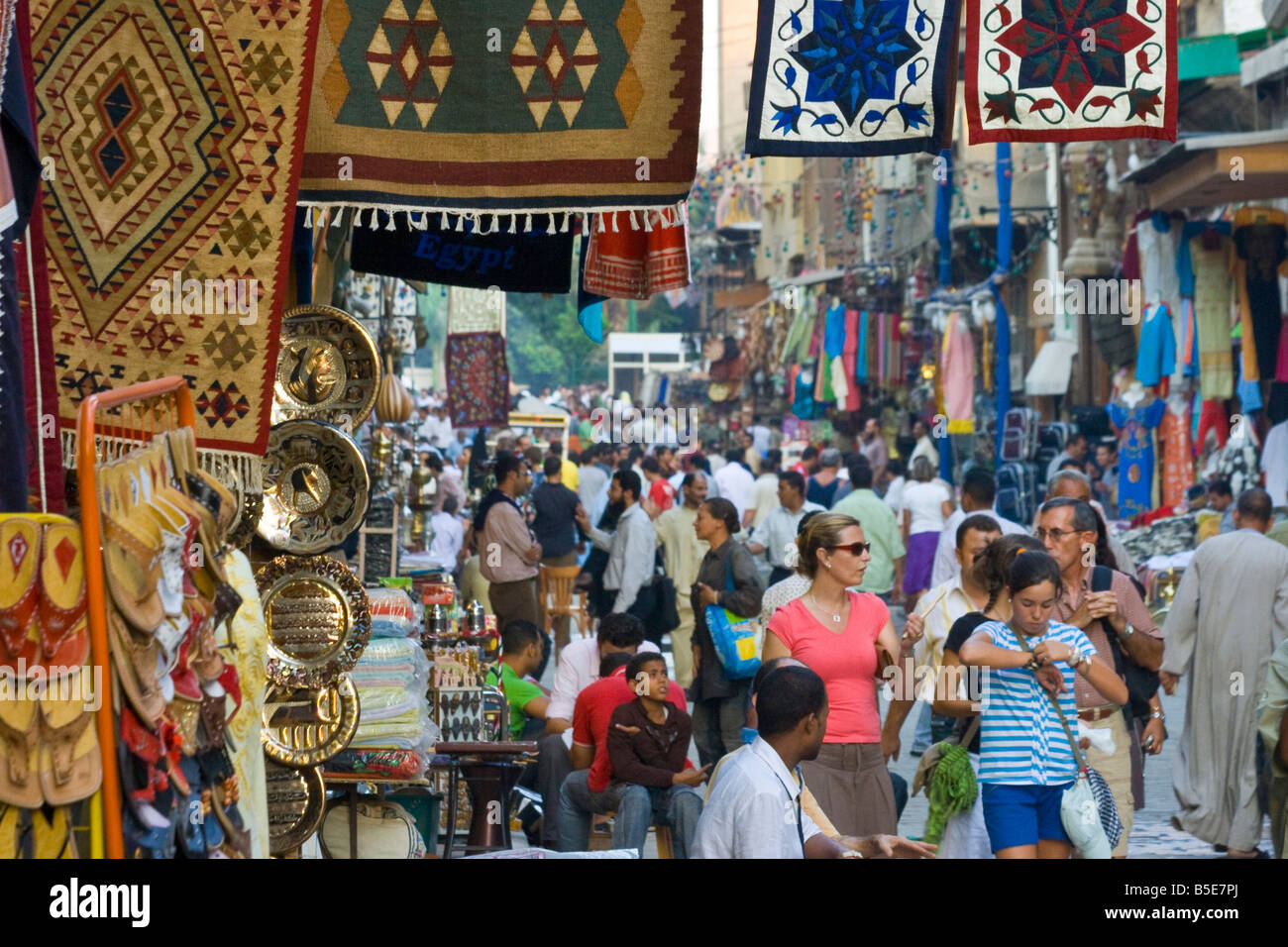 Il Gran Bazar di Khan Al Khalili in Cairo Islamico Egitto Foto Stock