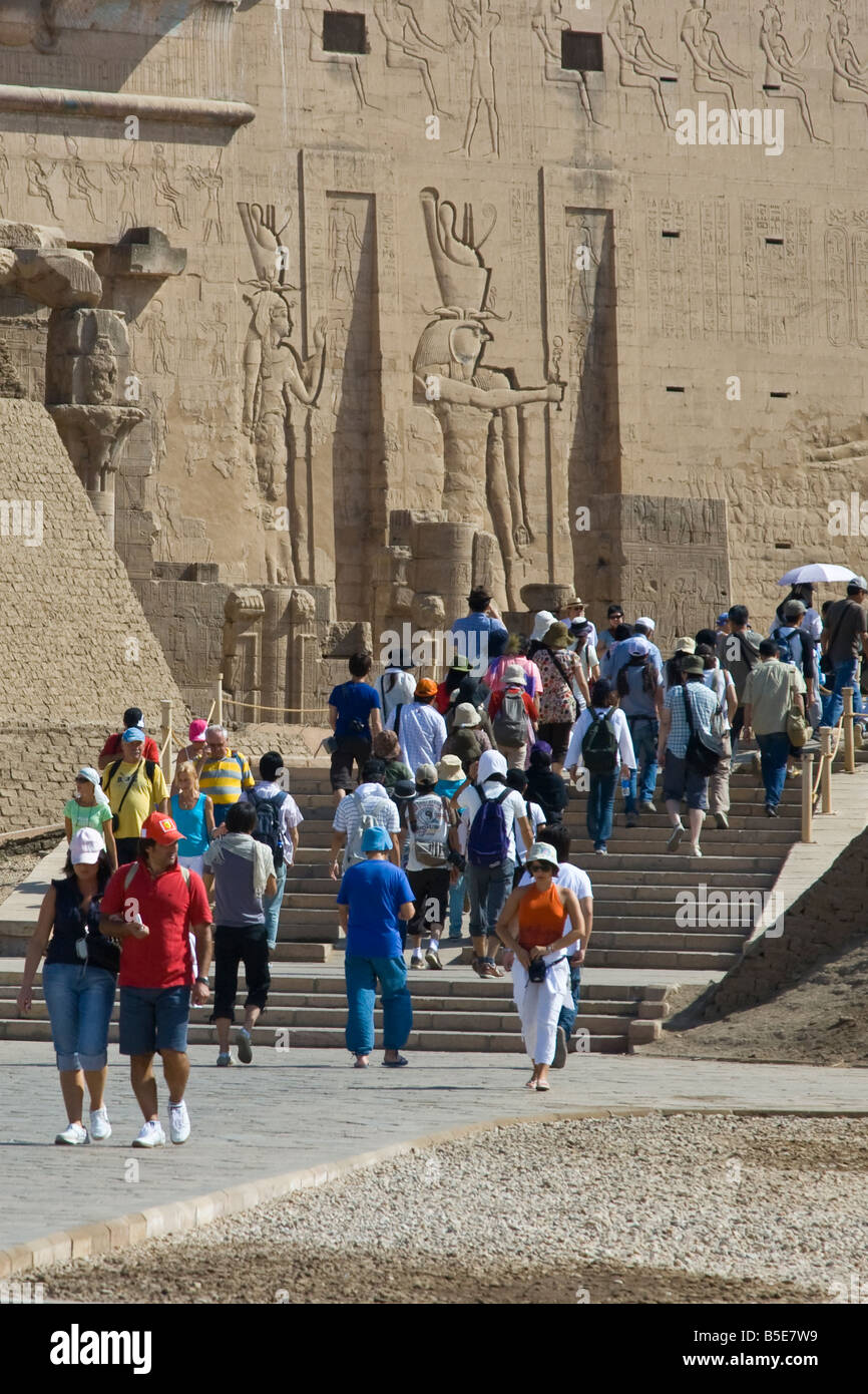 I turisti al Tempio di Horus in Edfu Egitto Foto Stock