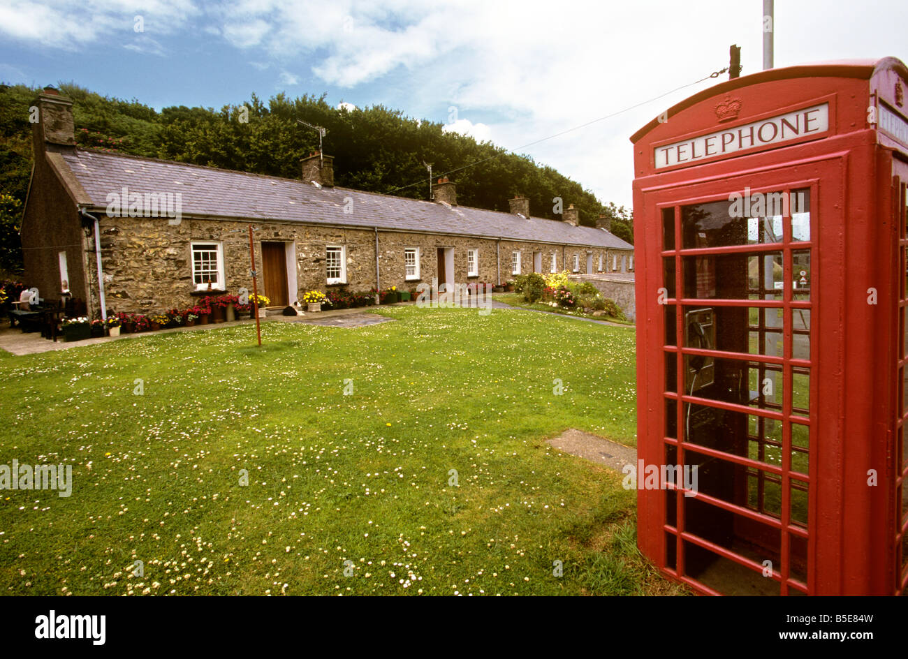 Regno Unito Galles Pembrokeshire Porthgain K6 casella telefono al di fuori del piano singolo holiday cottages Foto Stock