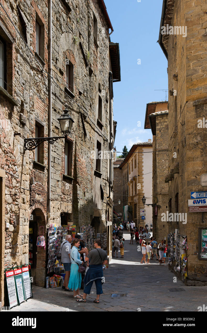 Tipica strada e negozi della città sulla collina di Volterra, Toscana, Italia Foto Stock