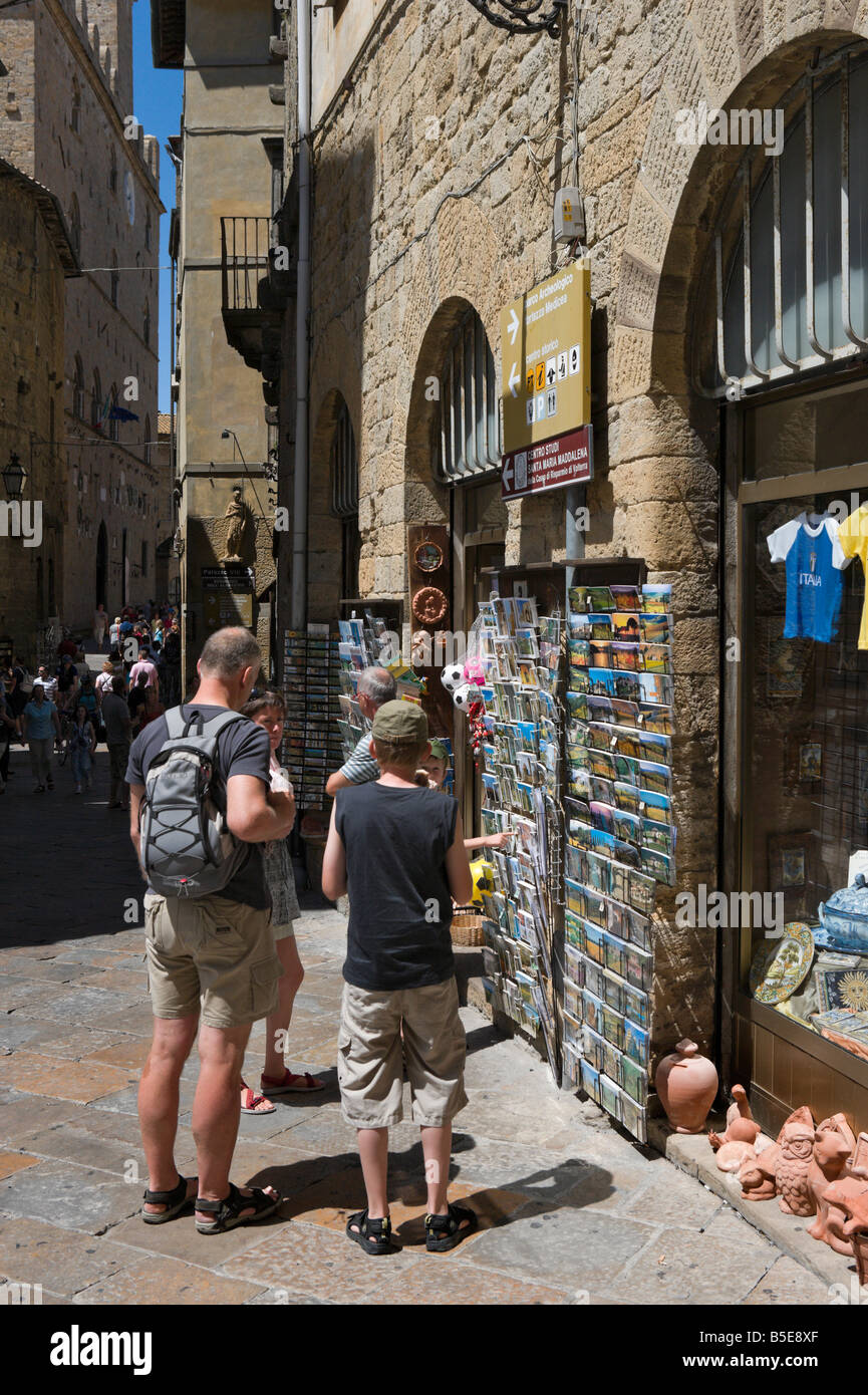 Strada tipica e il negozio nella città sulla collina di Volterra, Toscana, Italia Foto Stock