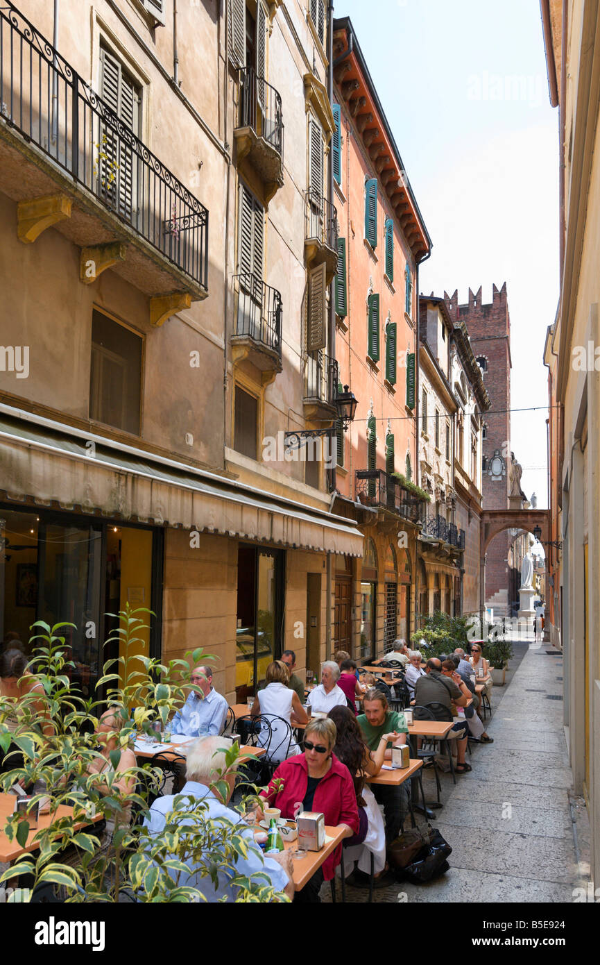 Street Cafe appena fuori dalla Piazza dei Signori, Verona, Veneto, Italia Foto Stock