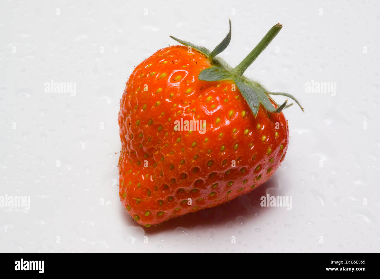 Strawberry rosso maturo su sfondo bianco in studio Foto Stock