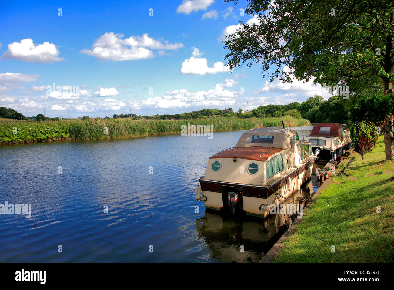Paesaggio della barca sul fiume Weaver Acton Bridge Contea di Cheshire England Regno Unito Foto Stock