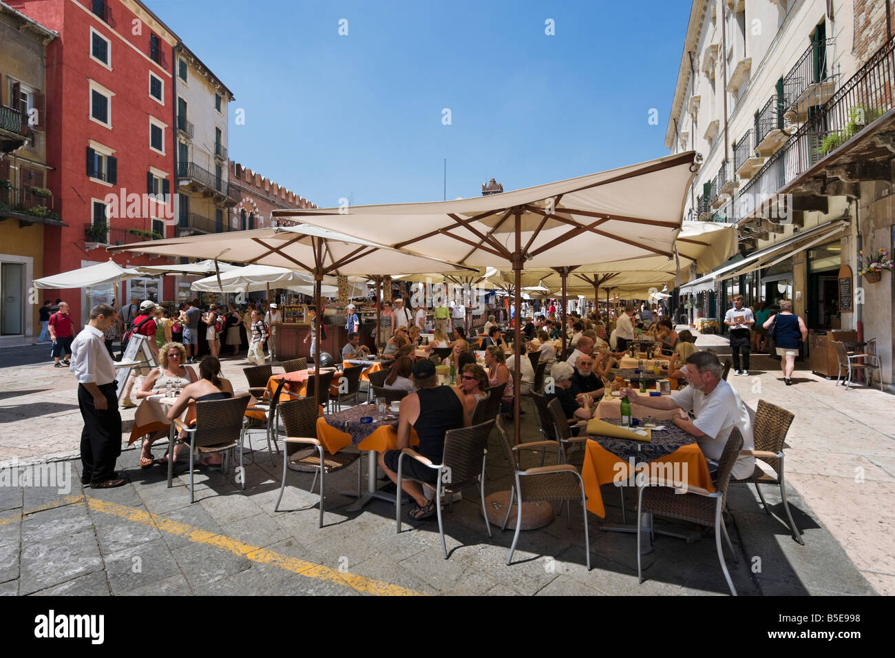 Street cafe in Piazza delle Erbe, Verona, Veneto, Italia Foto Stock