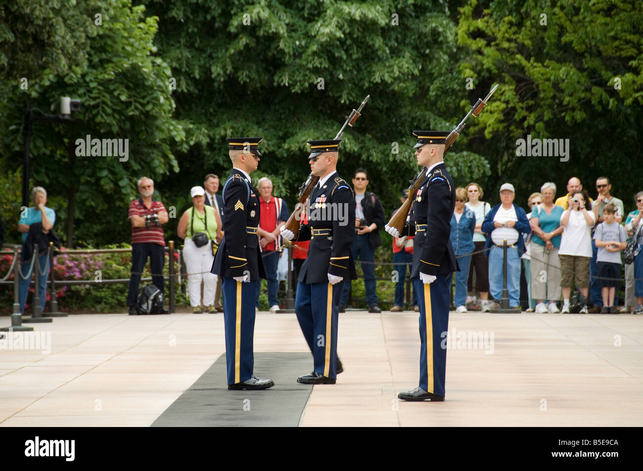 Modificare le protezioni cerimonia presso la tomba del Milite Ignoto, il Cimitero Nazionale di Arlington, Arlington, Virginia, Stati Uniti d'America Foto Stock