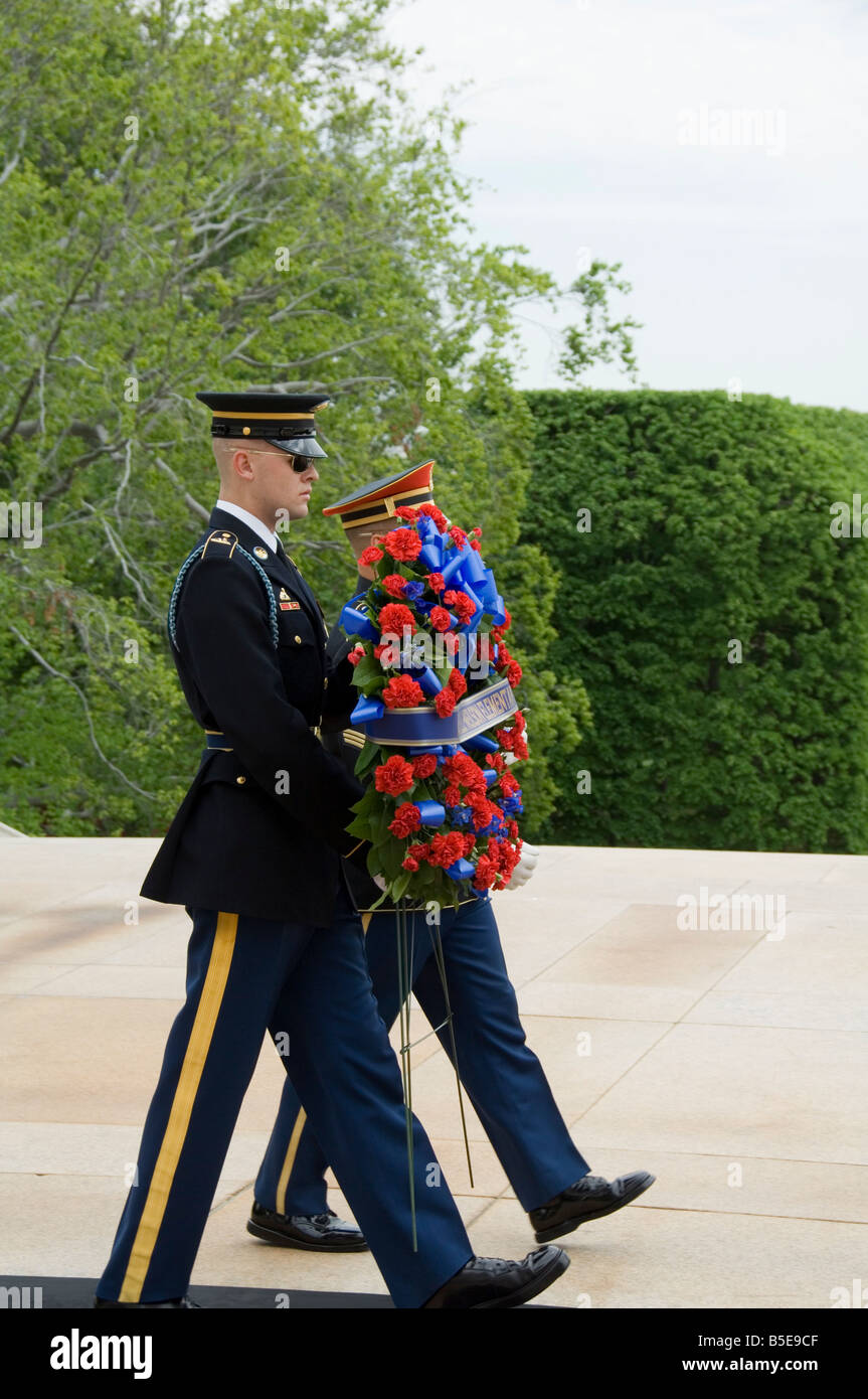 Ghirlanda di cerimonia di posa presso la tomba del Milite Ignoto, il Cimitero Nazionale di Arlington, Arlington, Virginia, Stati Uniti d'America, America del Nord Foto Stock