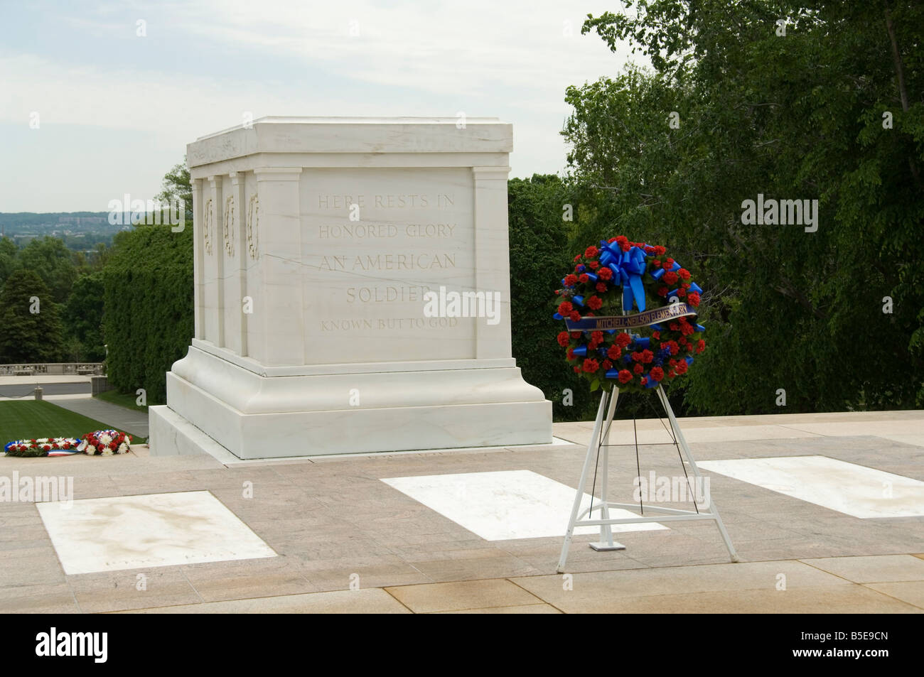 Ghirlanda di cerimonia di posa presso la tomba del Milite Ignoto, il Cimitero Nazionale di Arlington, Arlington, Virginia, Stati Uniti d'America, America del Nord Foto Stock