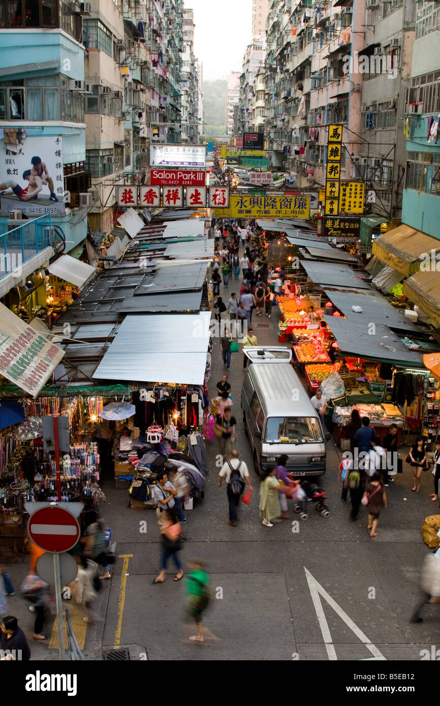 Occupato strada del mercato di Hong Kong Cina Foto Stock