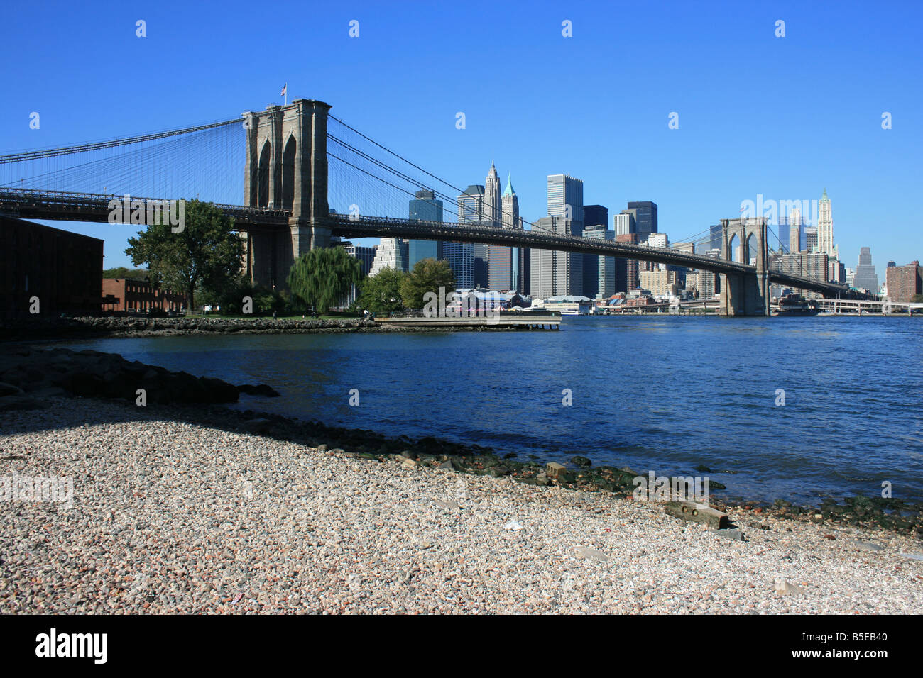 Ponte di Brooklyn e la parte inferiore dello skyline di Manhattan come visto da Brooklyn. Foto Stock