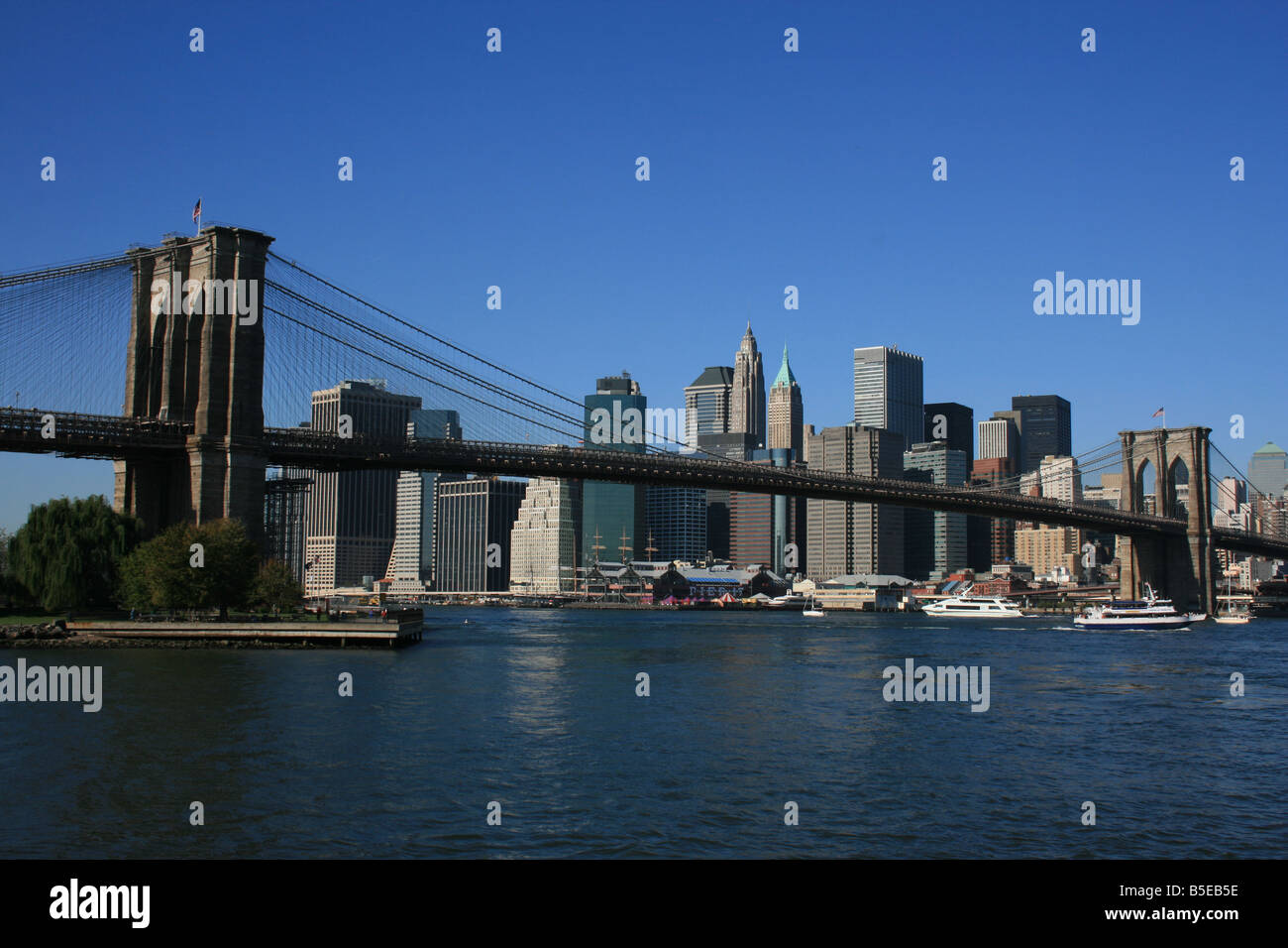 Ponte di Brooklyn e la parte inferiore dello skyline di Manhattan. Foto Stock