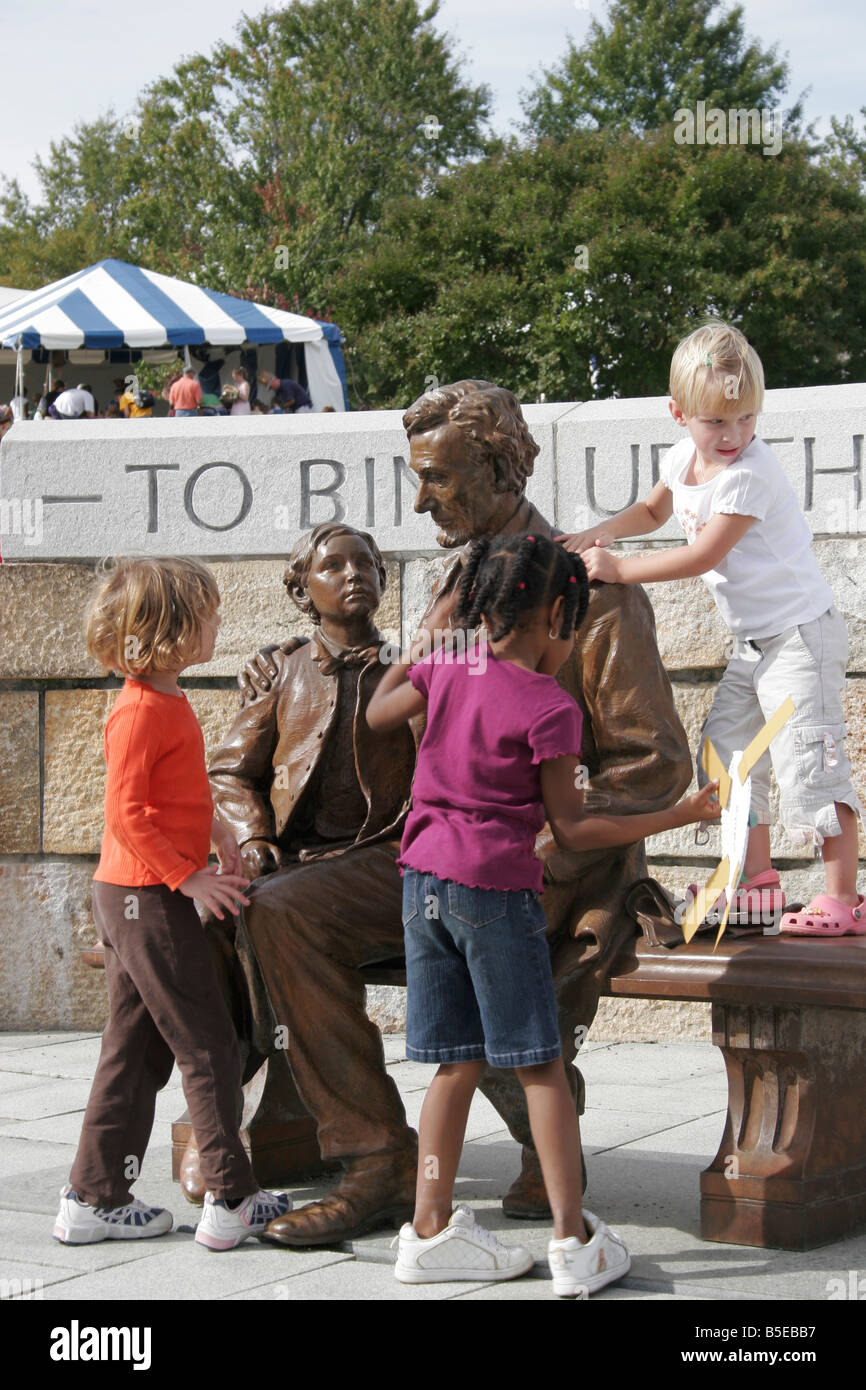 Bambini che giocano sulla statua del presidente Lincoln. Editoriale-utilizzare solo Foto Stock