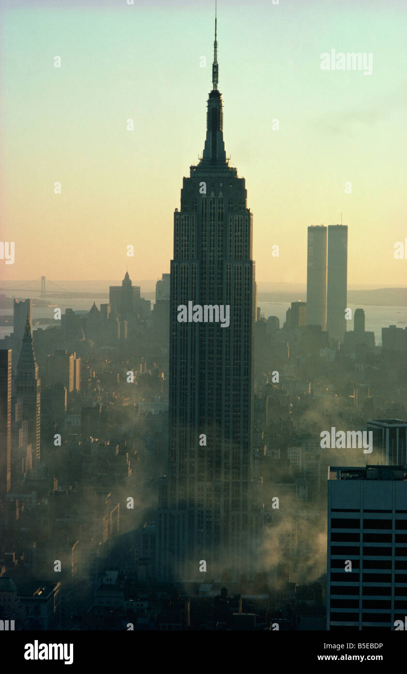 L'Empire State Building e le Torri Gemelle dietro al crepuscolo Manhattan New York City USA W Rawlings Foto Stock