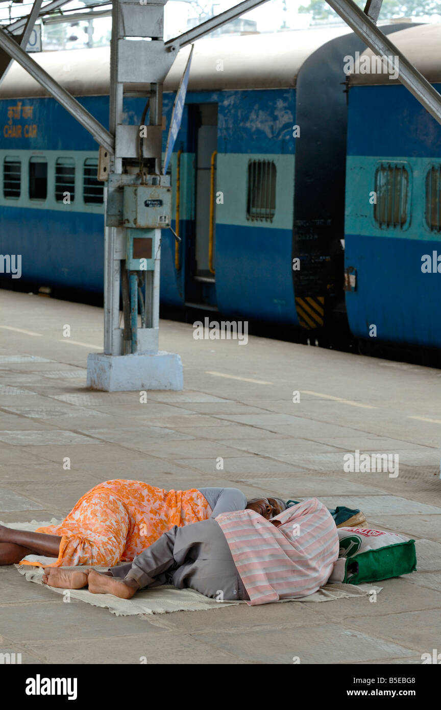 India Kerala, Ernakulum. Popolo Indiano a dormire Ernakulum stazione ferroviaria in attesa per un ritardo del treno. Foto Stock