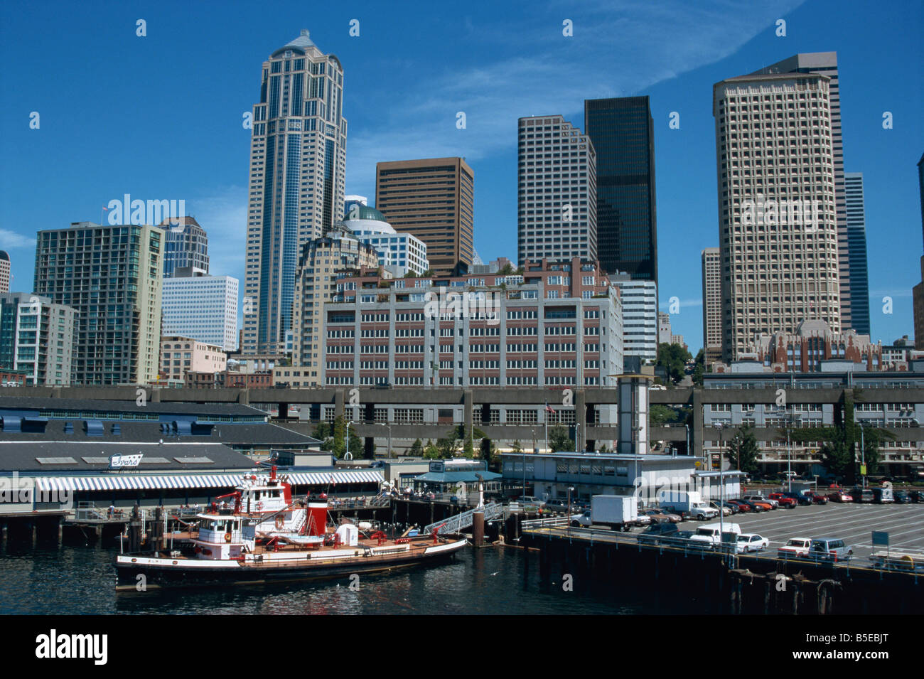 Downtown waterfront e il porto dei traghetti a Seattle nello stato di Washington Stati Uniti d'America Nord America Foto Stock
