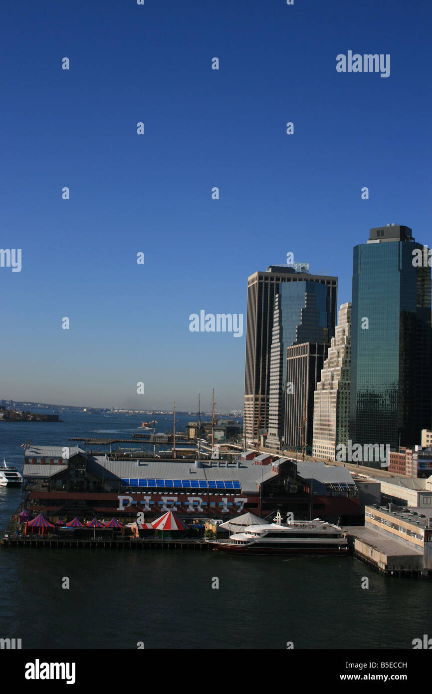 La parte inferiore di Manhattan tra cui il South Street Seaport. Foto Stock