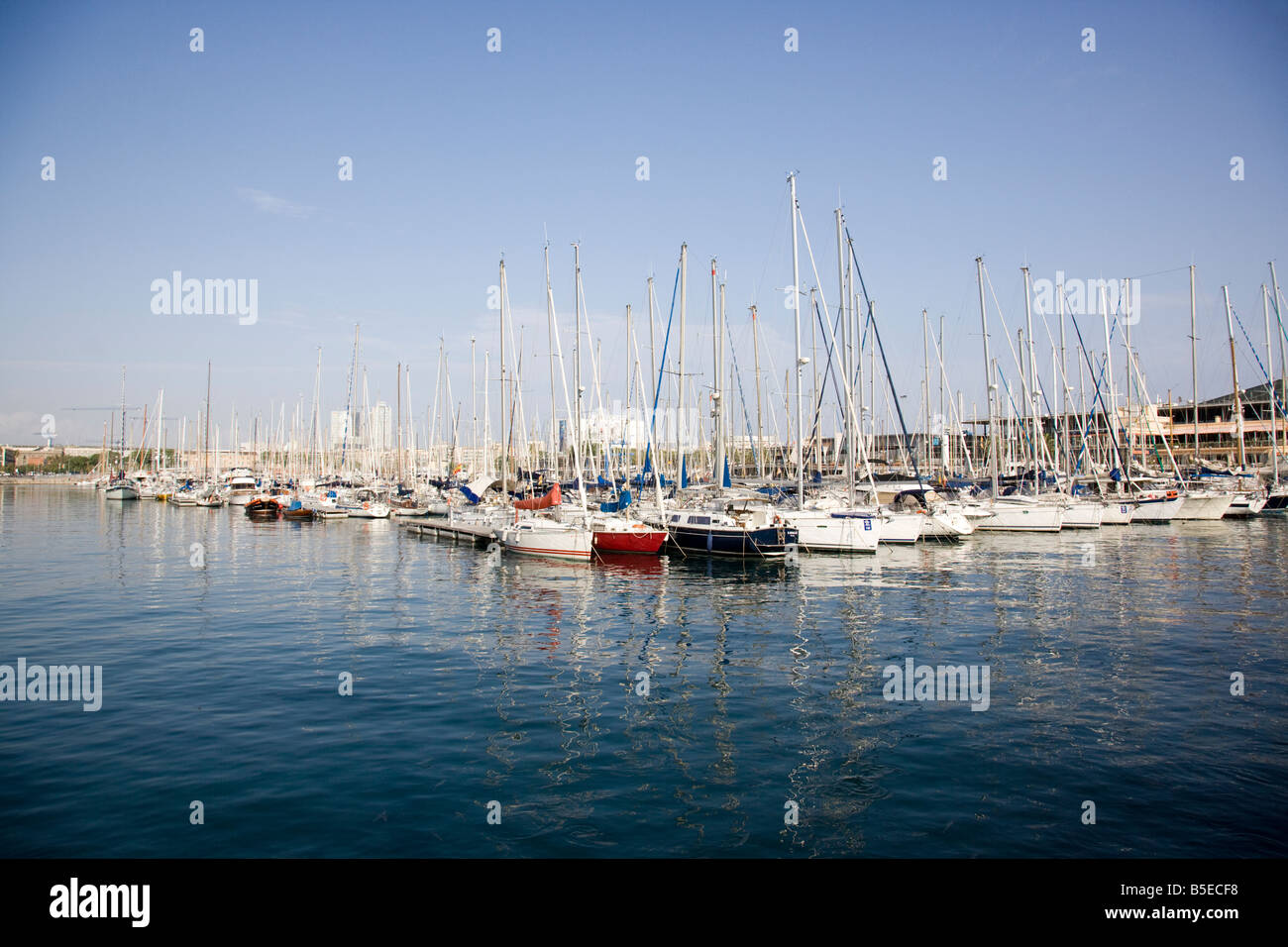 Port Vell di Barcellona Catalonia Spagna, la marina con tutte le barche, yacht e navi in porto e ormeggio Foto Stock