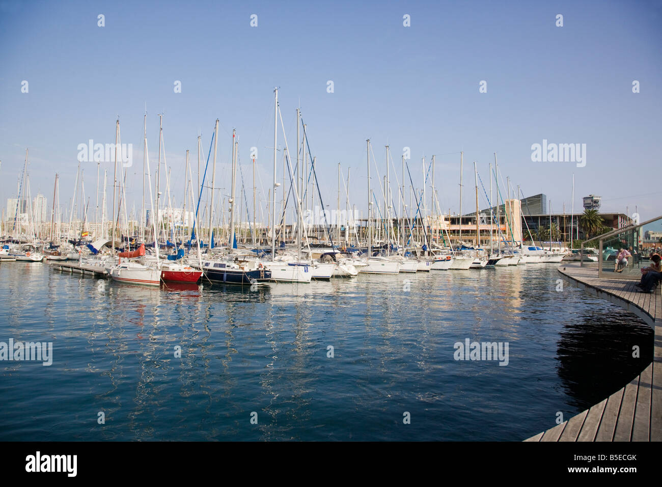 Port Vell di Barcellona Catalonia Spagna, la marina con tutte le barche, yacht e navi in porto e ormeggio Foto Stock