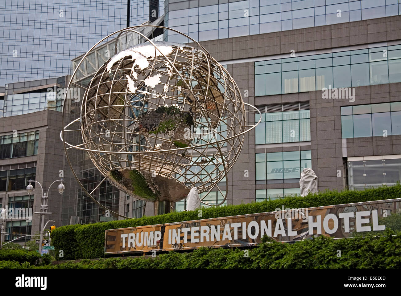 Globo scultura di Brandell fuori Trump International Hotel, Columbus Circle, Midtown Manhattan, New York, New York, Stati Uniti d'America Foto Stock