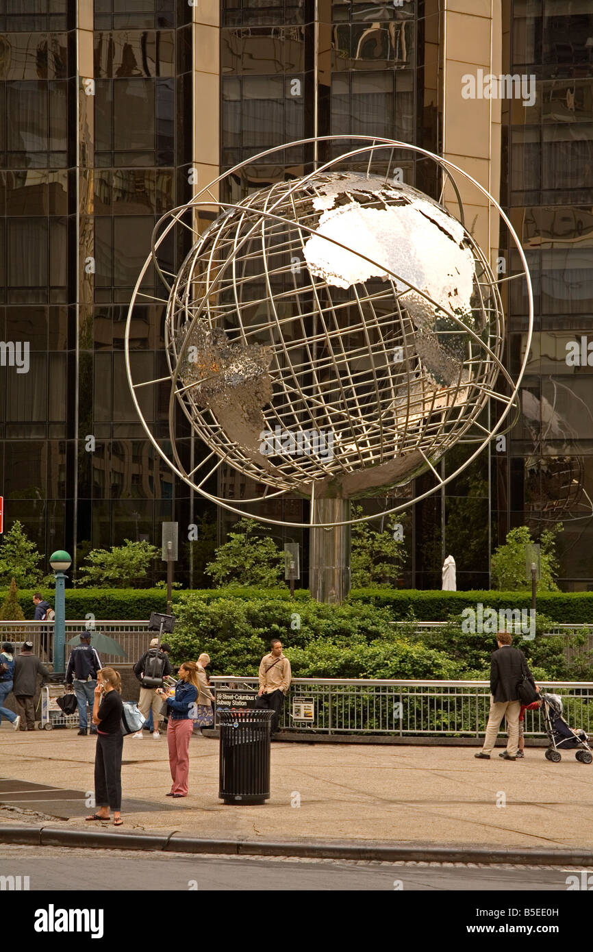 Globo scultura di Brandell fuori Trump International Hotel, Columbus Circle, Midtown Manhattan, New York, New York, Stati Uniti d'America Foto Stock