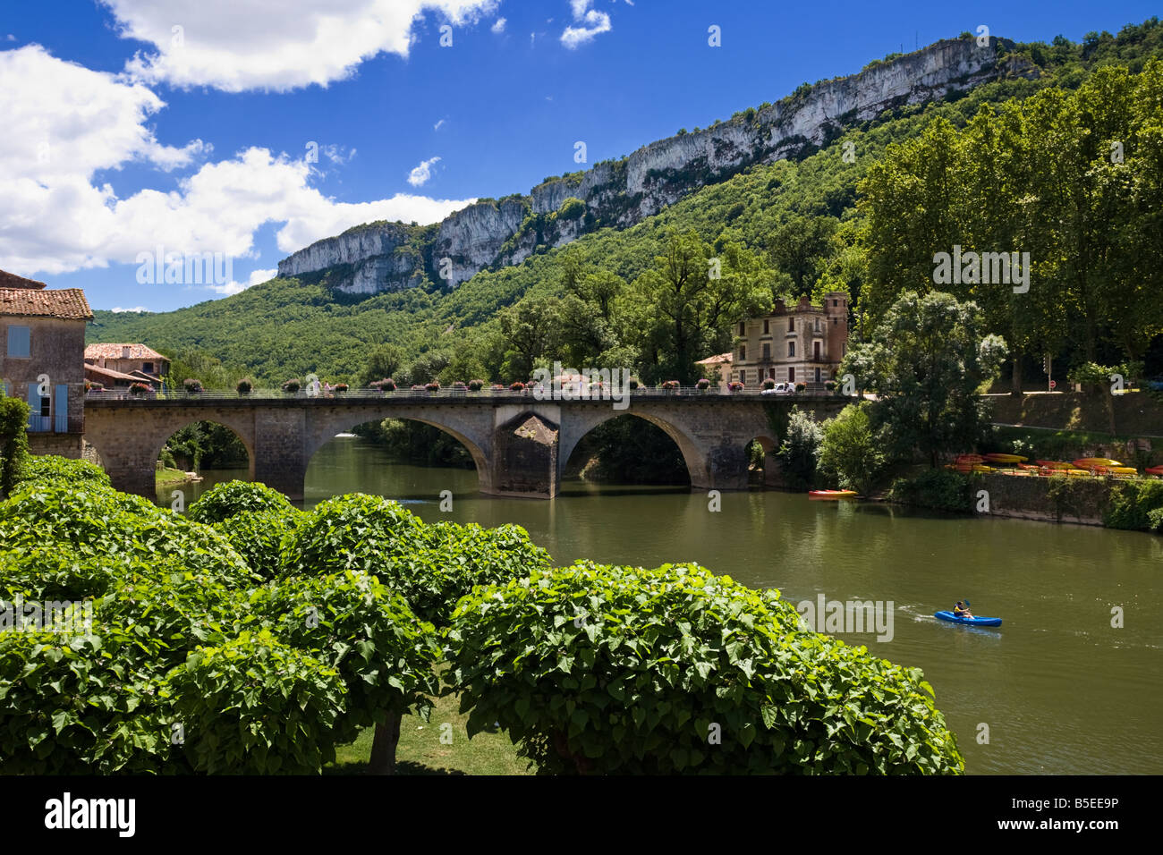 Il ponte di Saint Antonin Noble Val e il fiume Aveyron con il ROC D'Anglars sopra, Tarn et Garonne. Francia, Europa Foto Stock