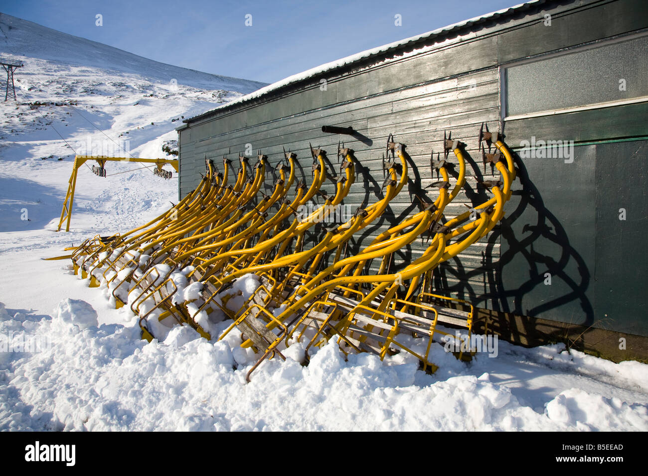 Seggiovia sedie rimosso per manutenzione &Manutenzione, Glenshee Ski Area in inverno la neve, Cairngorms o Cairngorm National Park, Braemar, Aberdeenshire Foto Stock