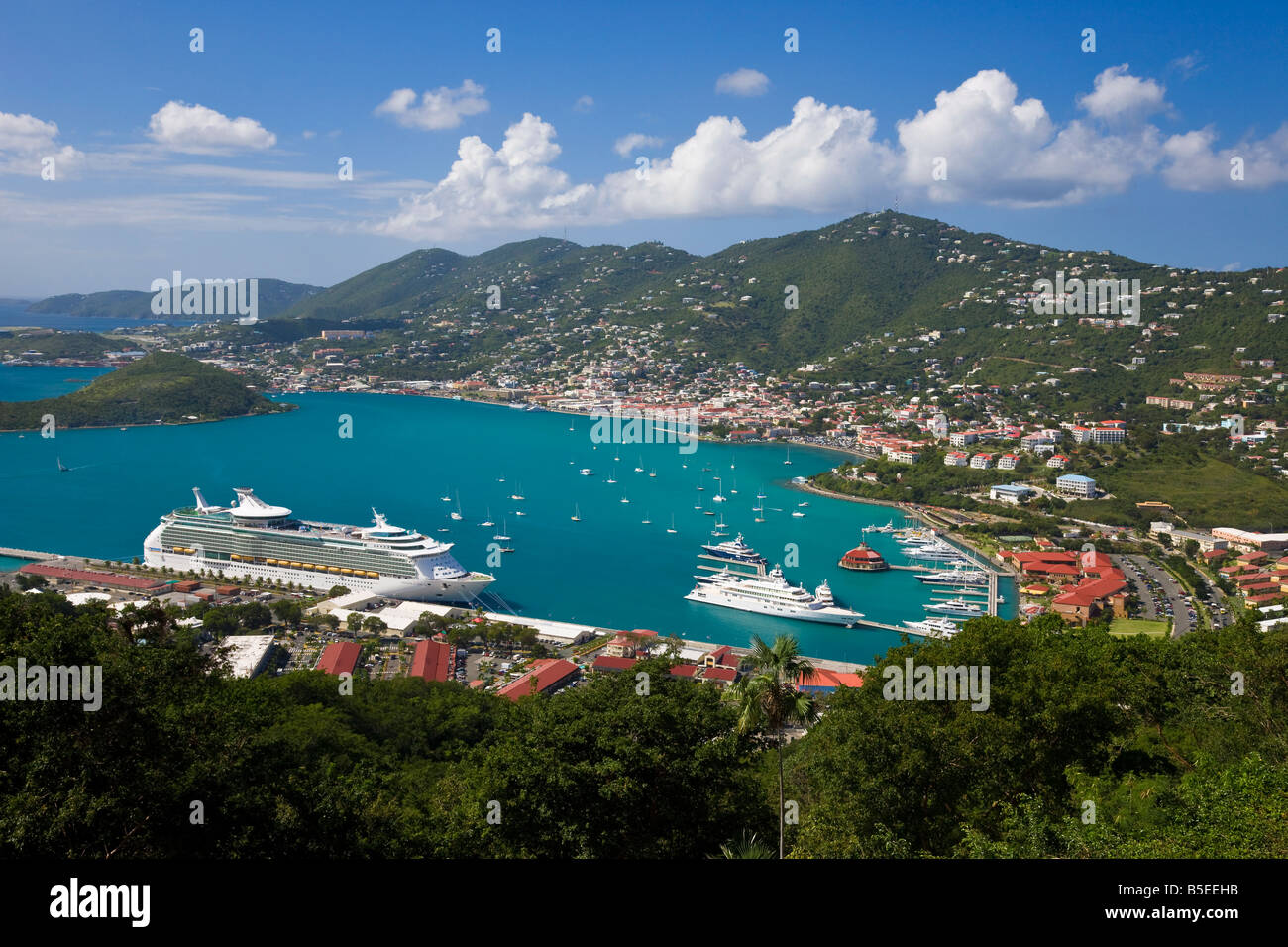 Vista su Charlotte Amalie e il dock navi da crociera di Havensight, san Tommaso, U.S. Isole Vergini americane Isole Sottovento, dei Caraibi Foto Stock