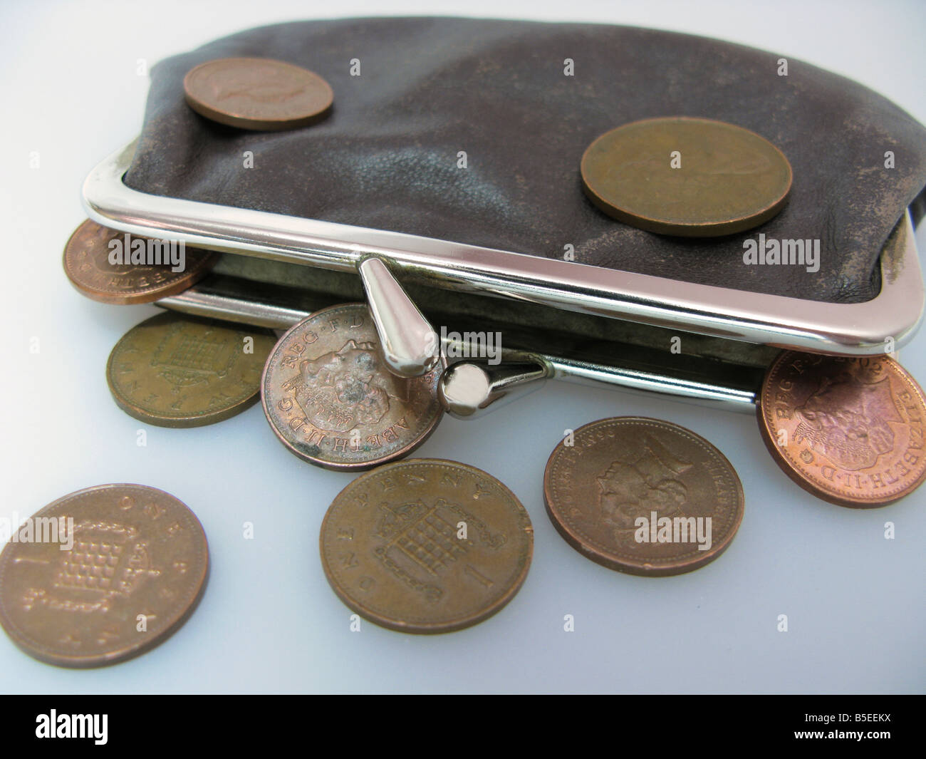 Bistrattato vecchia borsa con monete in credit crunch stenti volte Foto Stock