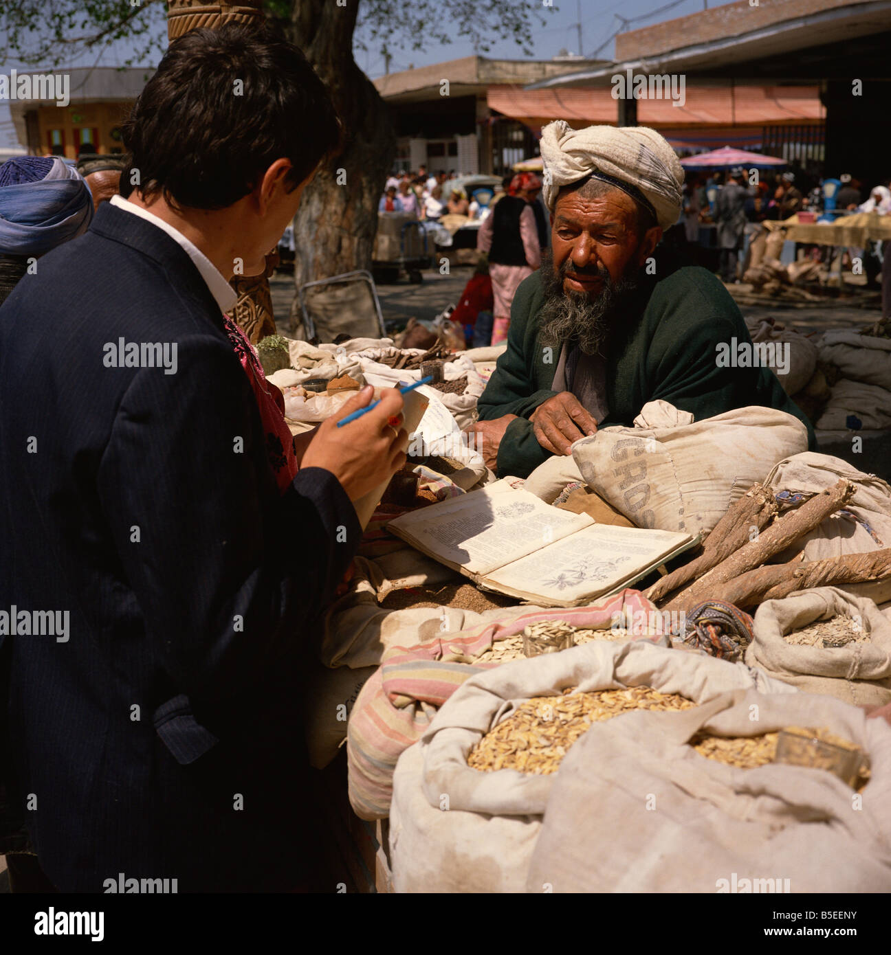 Uzbek spice e la medicina di erbe venditore, Samarcanda, Uzbekistan in Asia centrale Foto Stock