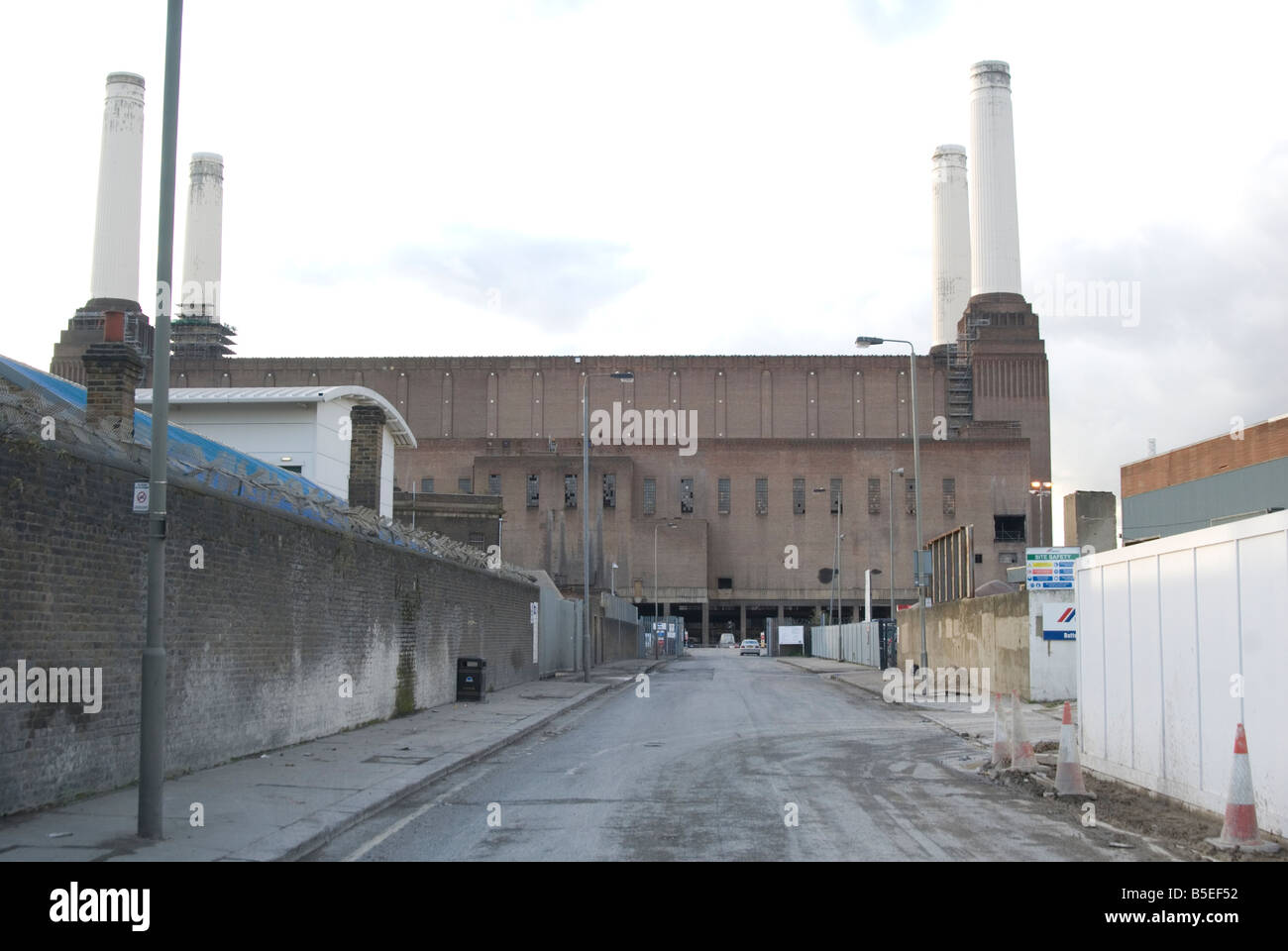 Un'immagine di entrata Road in direzione di Battersea Power Station, la strada è il grintoso e polveroso ma isolato Foto Stock