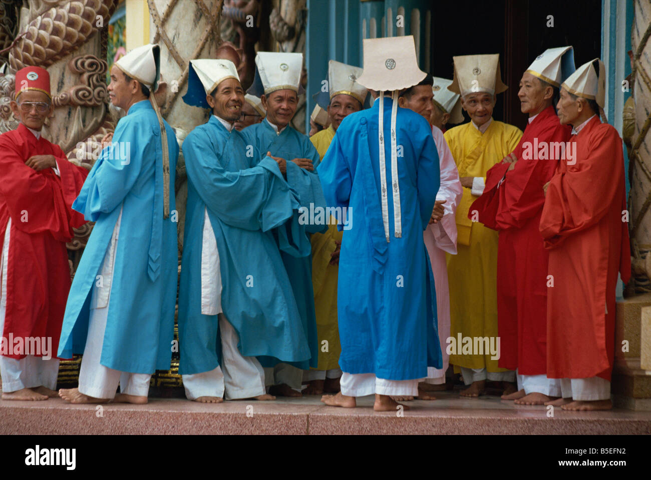 Un gruppo di dignitari Caodist in abito cerimoniale al Cadai Grande Tempio a Tay Ninh Halong Bay Vietnam Asia J Sweeney Foto Stock