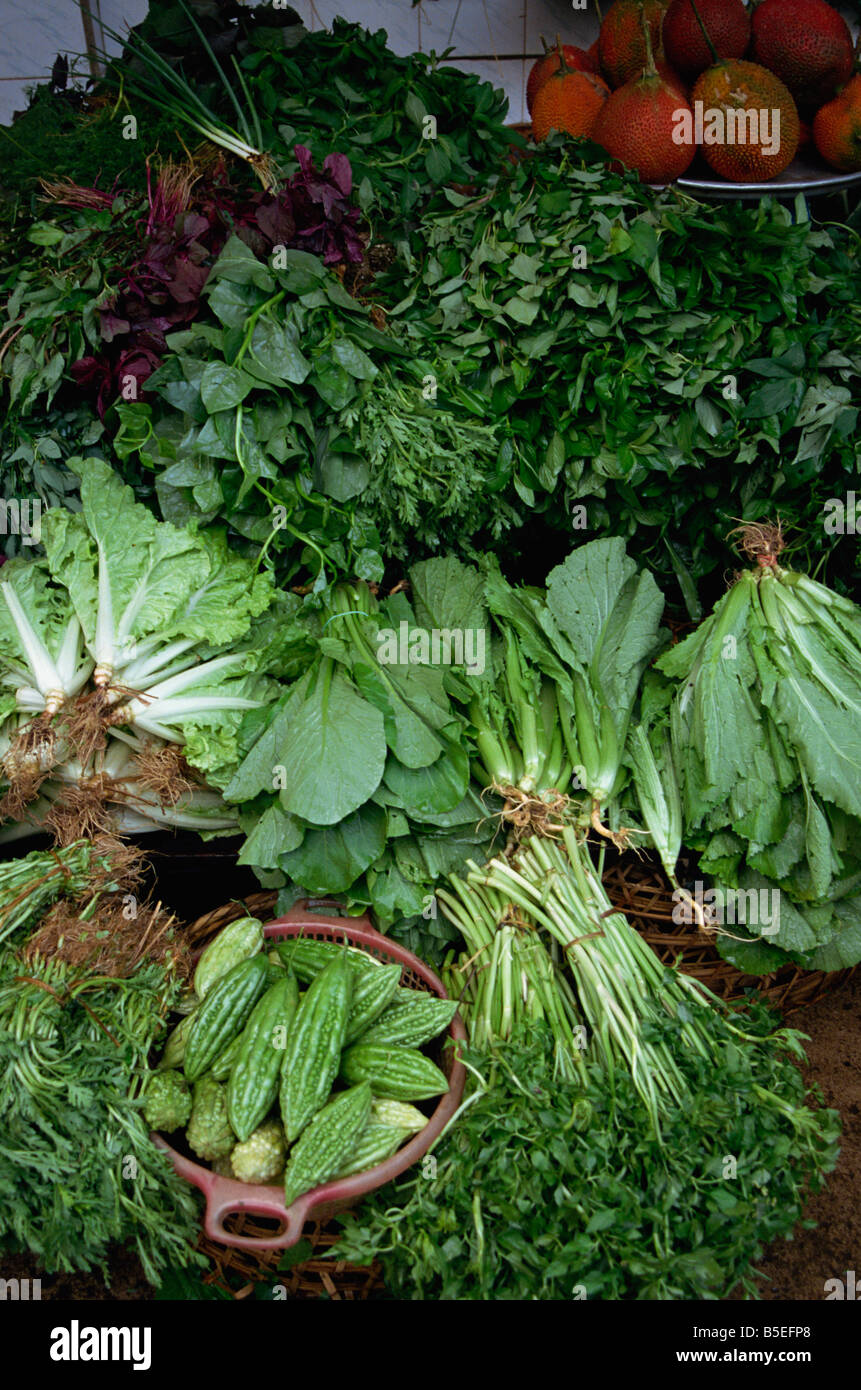 Verdi per la vendita su uno stallo nel mercato ortofrutticolo in Ho Chi Minh City Vietnam Asia L TAYLOR Foto Stock