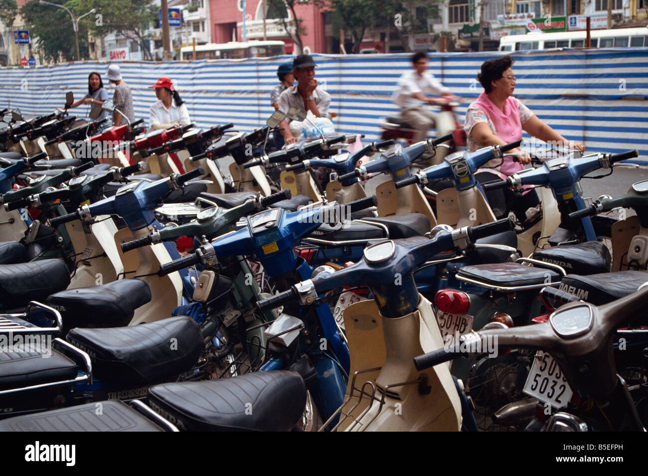 Righe di moto parcheggiate in Ho Chi Minh City Vietnam Asia L TAYLOR Foto Stock