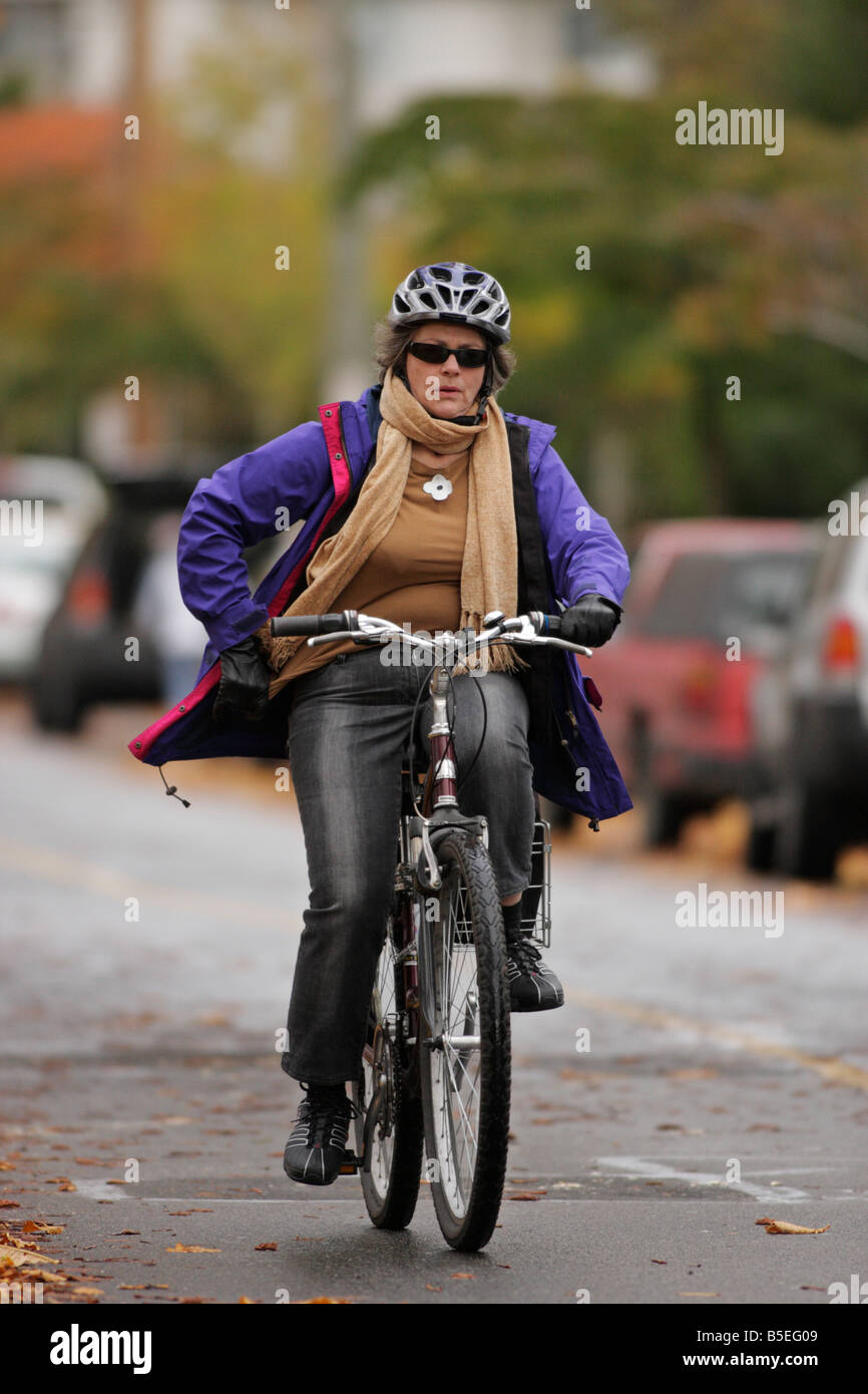 Donna sulla passeggiata in bicicletta in autunno Victoria British Columbia Canada Foto Stock