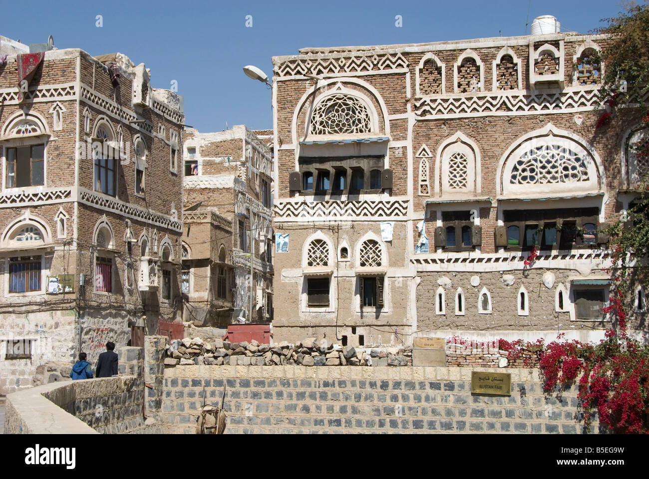 Tradizionale in mattoni ornata architettura case sulla Vecchia Città Sana un Sito Patrimonio Mondiale dell'UNESCO capitale dello Yemen Medio oriente Foto Stock