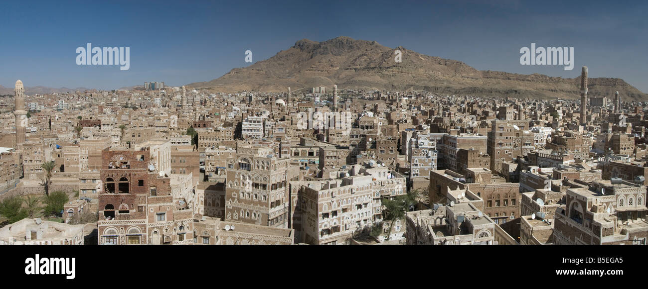 Vista di tutta la città vecchia di tradizionale in mattoni alte case costruite Sana un Sito Patrimonio Mondiale dell'UNESCO Yemen Medio oriente Foto Stock
