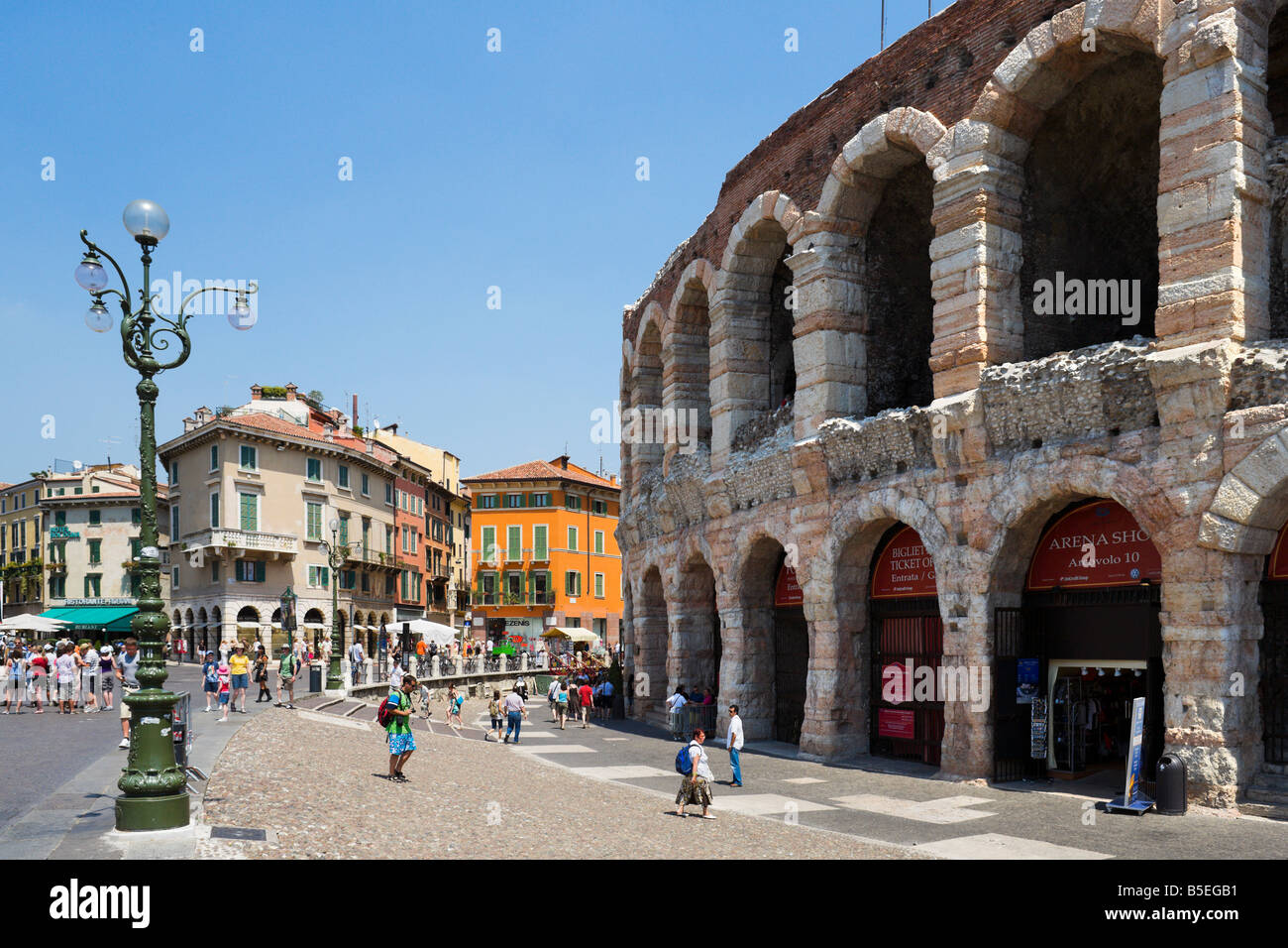 L'Arena (anfiteatro) in Piazza Bra, Verona, Veneto, Italia Foto Stock