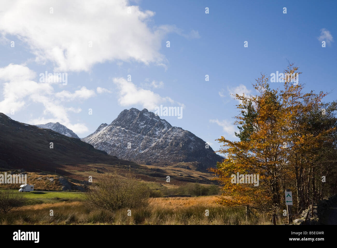 Ogwen Conwy North Wales UK vista lungo Ogwen valle a monte Tryfan fronte orientale nel Parco Nazionale di Snowdonia in autunno Foto Stock