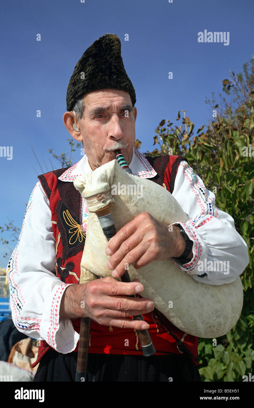 Un vecchio uomo la riproduzione di cornamusa, Nesebar, Bulgaria Foto Stock
