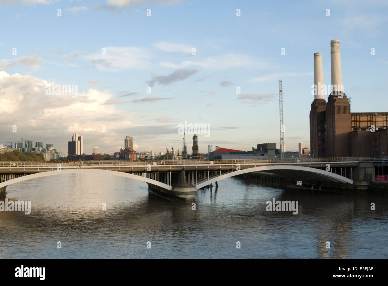 Una immagine di Battersea Power Station preso dal Chelsea Bridge cercando di fronte fiume Tamigi con cielo blu e nuvole Foto Stock