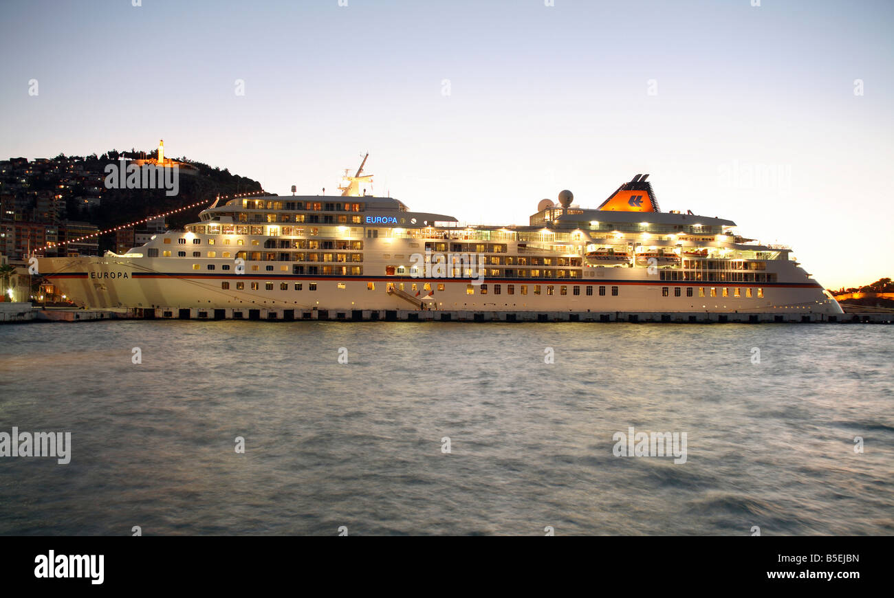 La nave passeggeri MS Europa nella città portuale di Kusadasi, Turchia Foto Stock