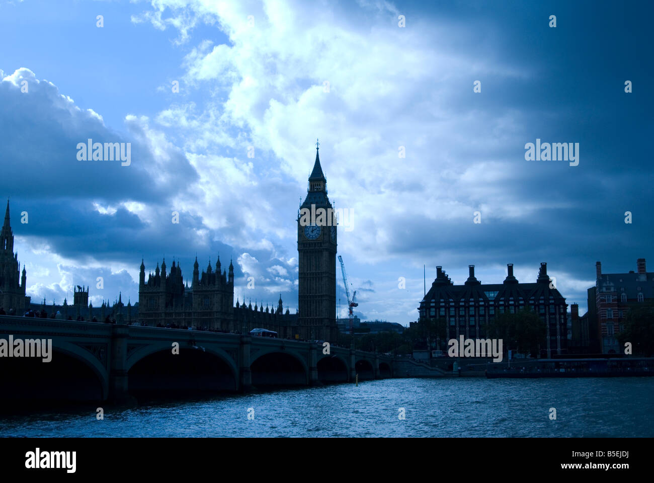Una vista sul fiume Tamigi di Big Ben e il parlamento di Westminster Bridge in primo piano Foto Stock