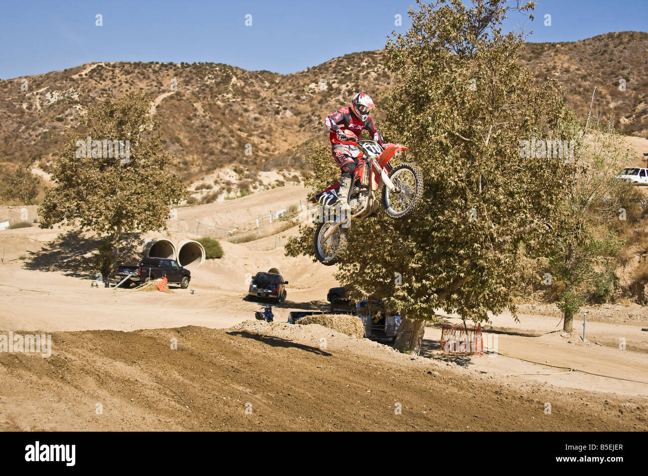 Il motocross rider airborne su salto a Glen Helen circuito Devore California Foto Stock