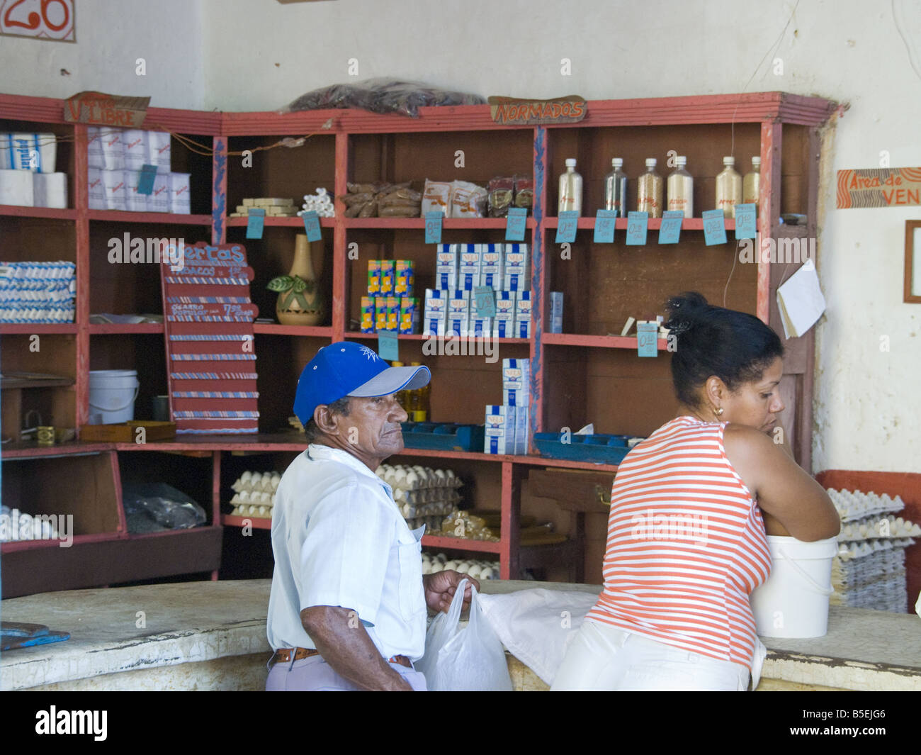 I clienti in un negozio di vuoto in Cuba Foto Stock