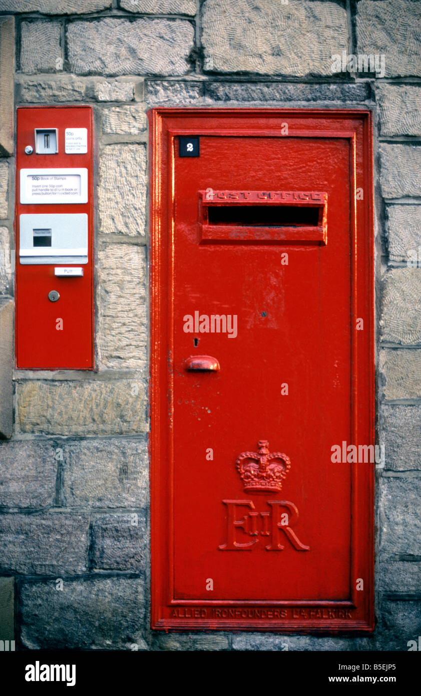 Queen Elizabeth II Post Office letter box con disegni 50p opuscolo timbro distributore, Gloucestershire, UK. Foto Stock