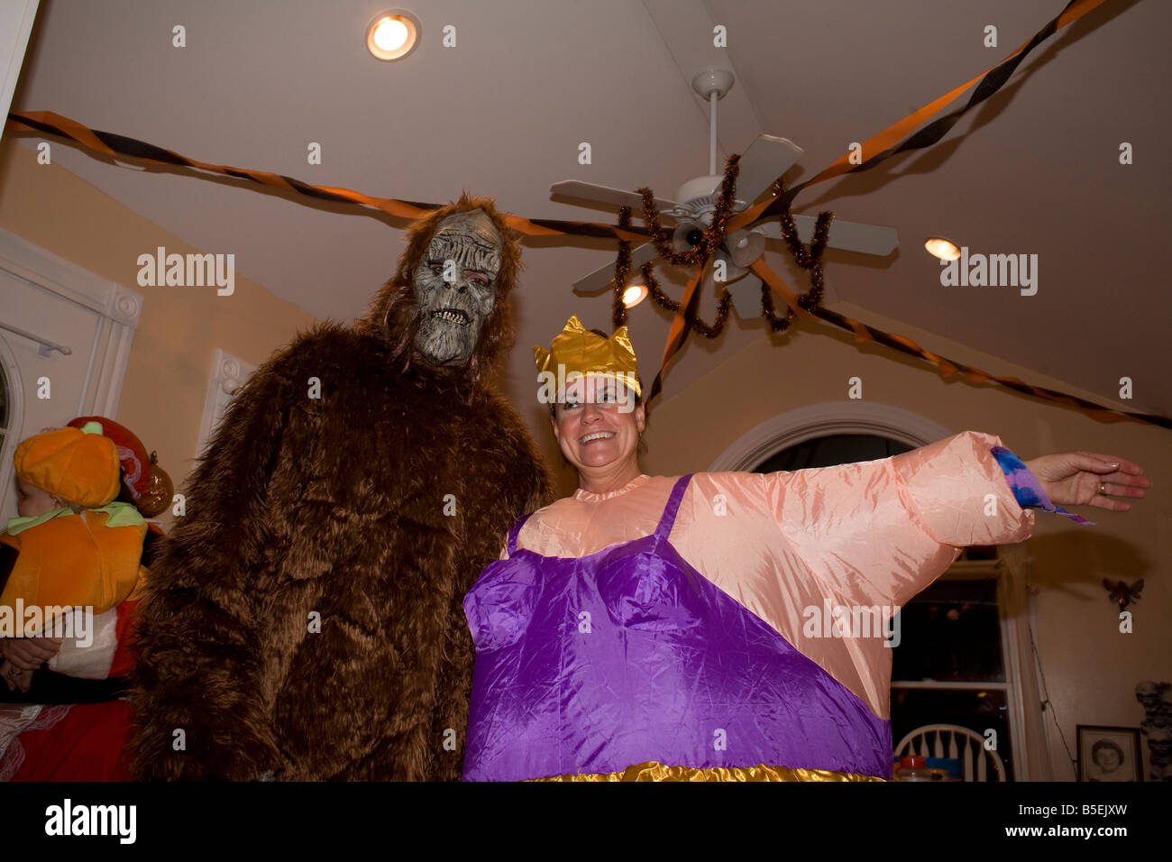 Un buon paio di festeggiare Halloween con costumi e decorazioni Foto Stock