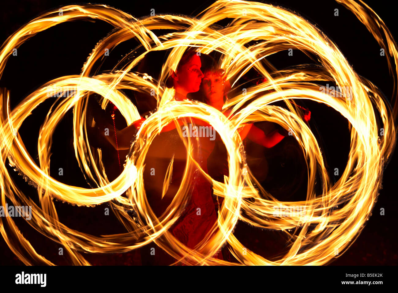 Firepoise due femmina fire ballerine di danza con fiamme poi le prestazioni durante la dimostrazione di arte Foto Stock