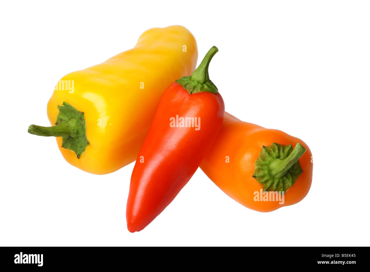 Giallo rosso e arancio peperoni intaglio su sfondo bianco Foto Stock
