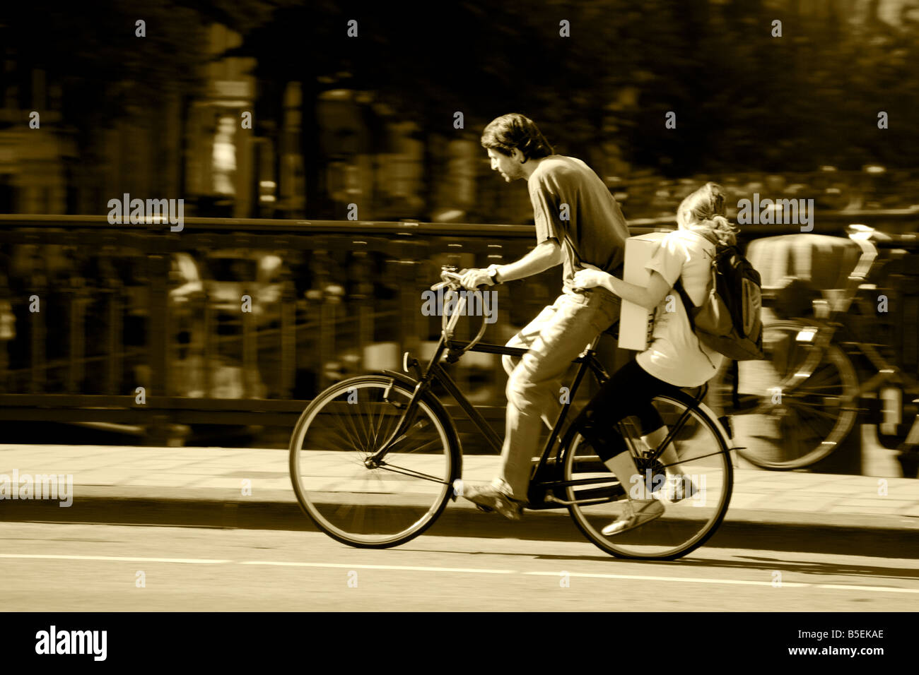 Uomo in bicicletta con passeggero riding pillion in Amsterdam Foto Stock