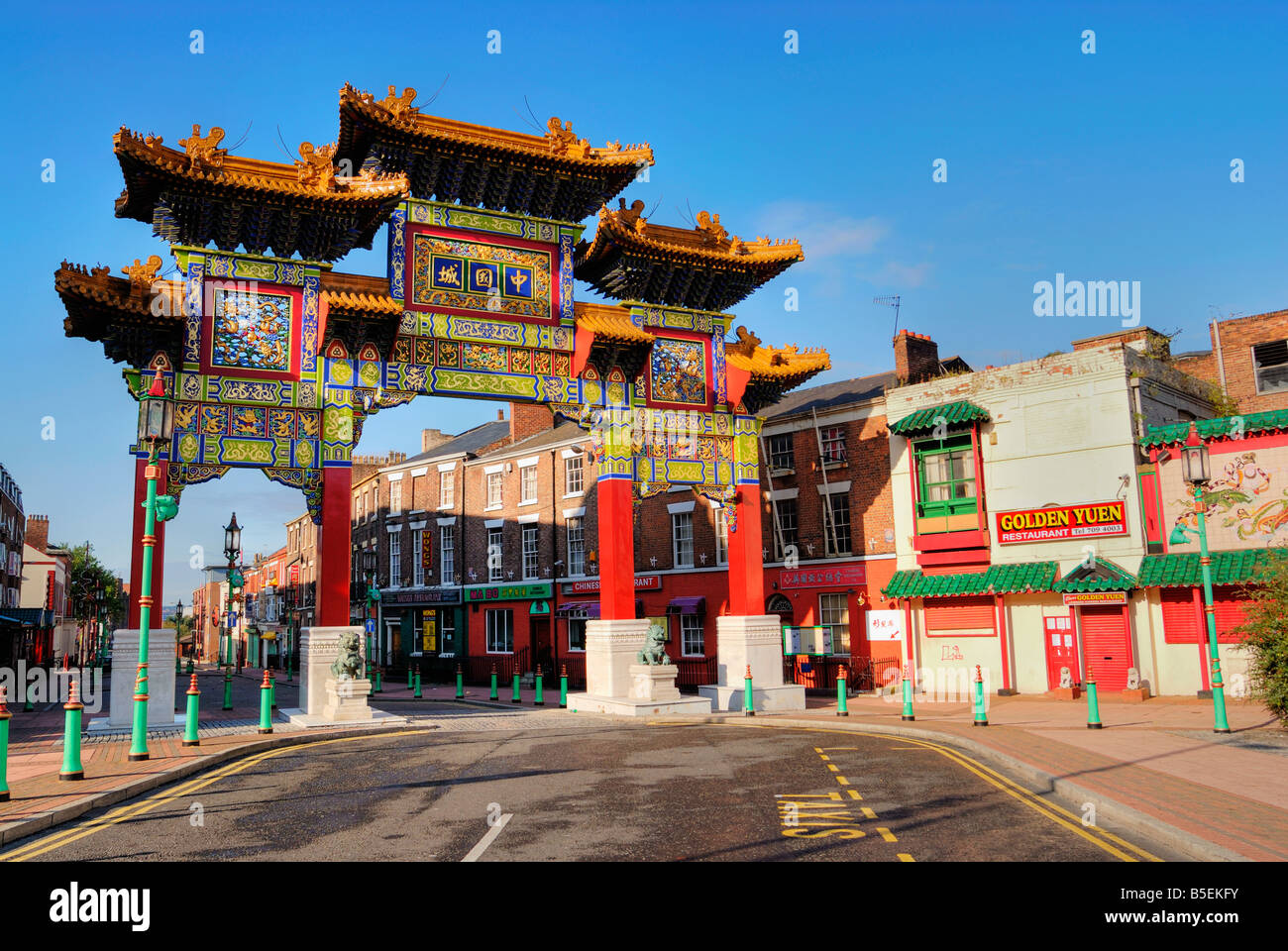Ornati gateway cinese per area di Chinatown in Liverpool Foto Stock